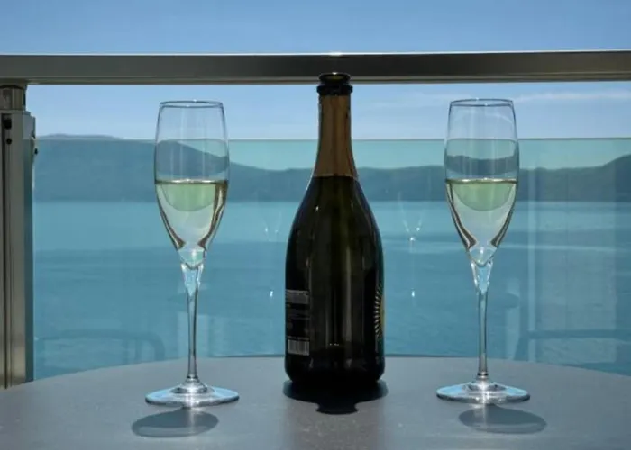 Nuna & Hotel Radhimë