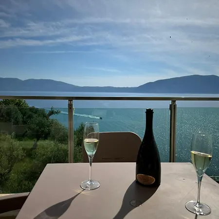 Nuna & Ξενοδοχείο 4*