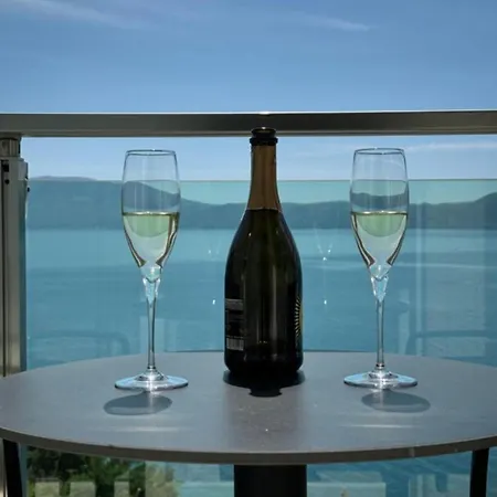 Nuna & Ξενοδοχείο Radhimë