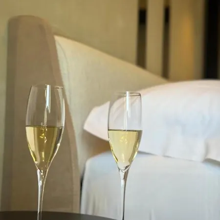 Nuna & Ξενοδοχείο 4*