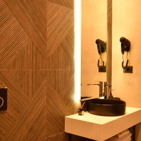 Nuna & Ξενοδοχείο Radhimë