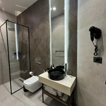 Nuna & Ξενοδοχείο Radhimë