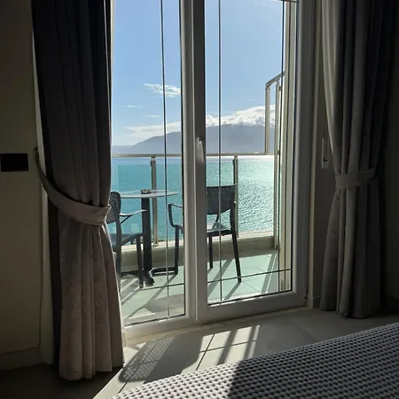 Отель Nuna & 4*