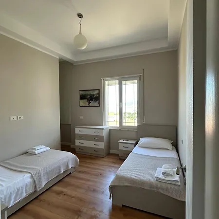 Nuna & Ξενοδοχείο Radhimë