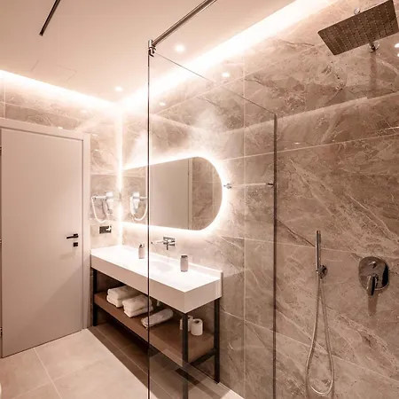Hotel Nuna & 4*